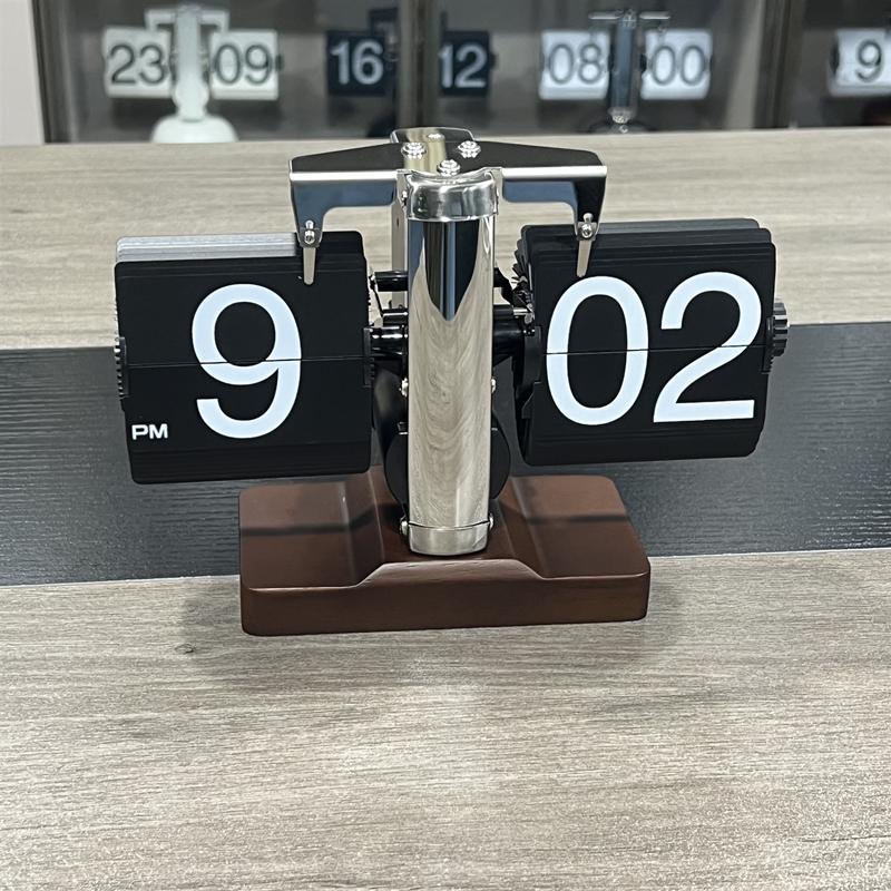 MiaoKe Retro Automatic Walnut Flip Clock: Simple Desktop Decor