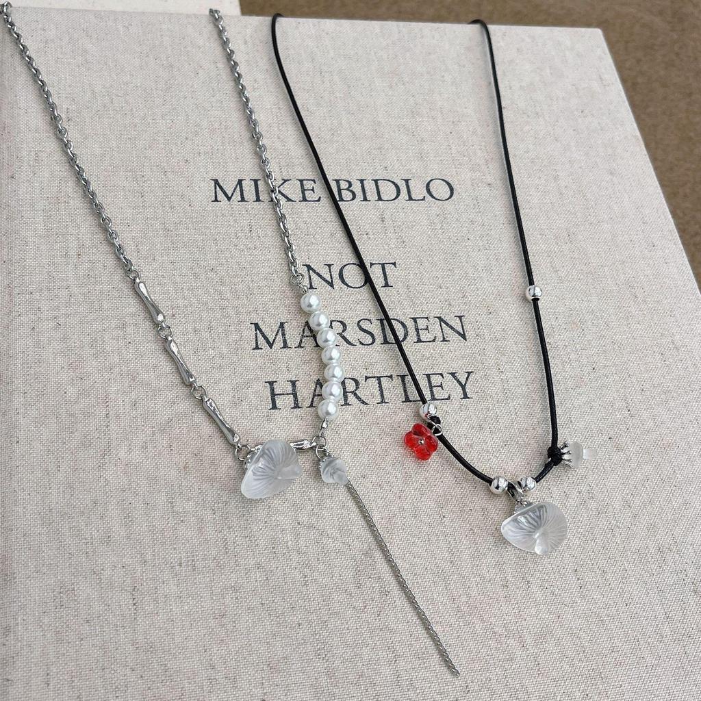 Chic Mushroom Pendant Necklace for Women - Cute, Exquisite Design, Versatile Clavicle Chain, Perfect Autumn/Winter Accessory.