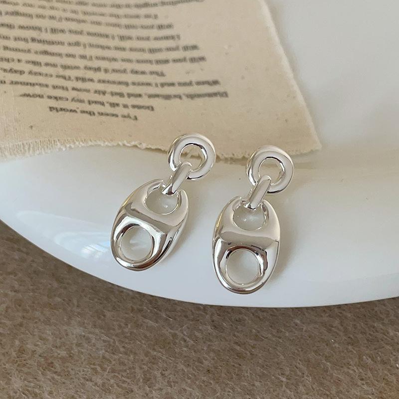 Pig Nose Metal Stud Earrings Female Niche Design Sense High-End Exquisite Fashion Commuting Simple Versatile Earrings