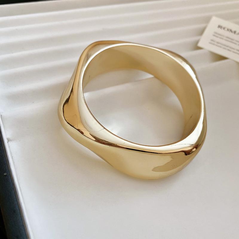 Exaggerated Diamond Inlaid Spider Open Bangle: Trendy High-End Fashion Jewelry for Women