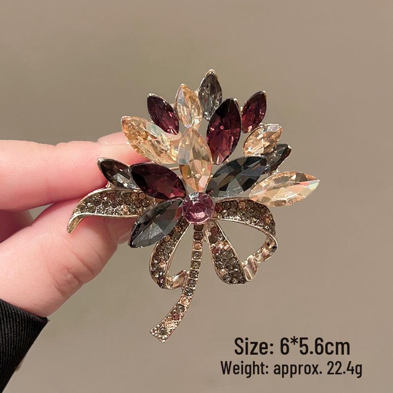 

Изысканная роскошная женская брошь-булавка в виде красного кленового листа: Приветственный аксессуар высокого класса
