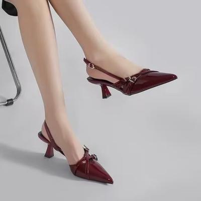 Sandálias da moda de tamanho grande, novo sexy de verão 2025 para festa, sapatos femininos elegantes de bico fino em verniz com salto agulha