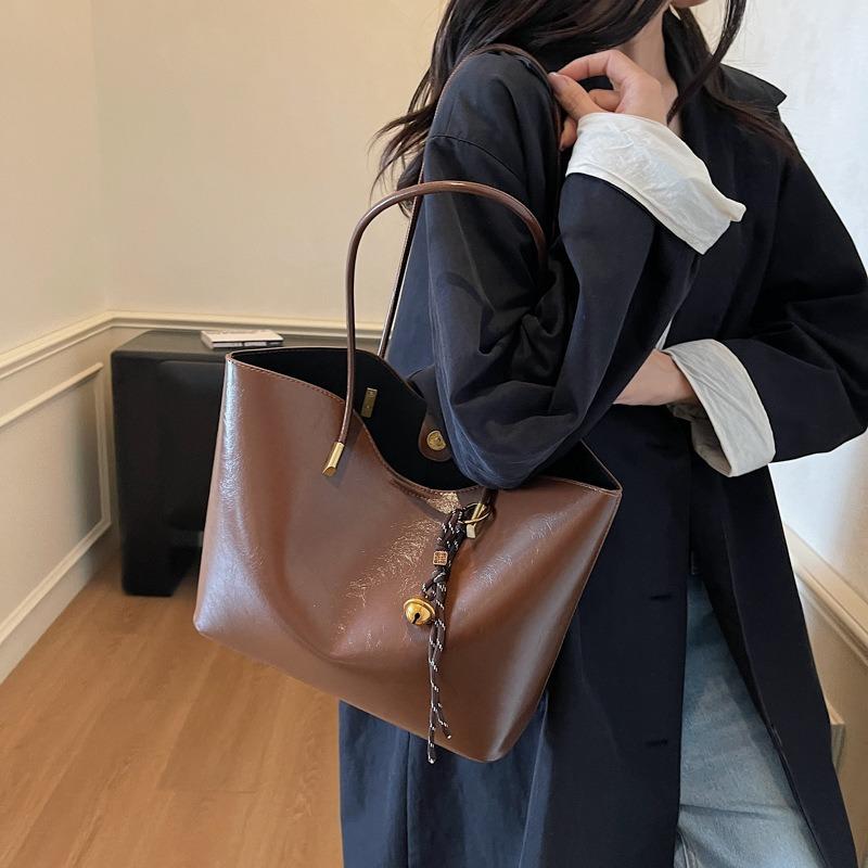 Retro Tote Bag, New Large-capacity Versatile Shoulder Bag, Women's Niche High-end Trendy Commuter Women's Bag