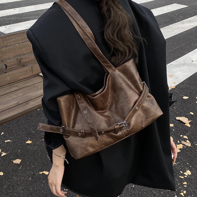 2026 Autumn Retro Large-Capacity Commuter Shoulder Handbag