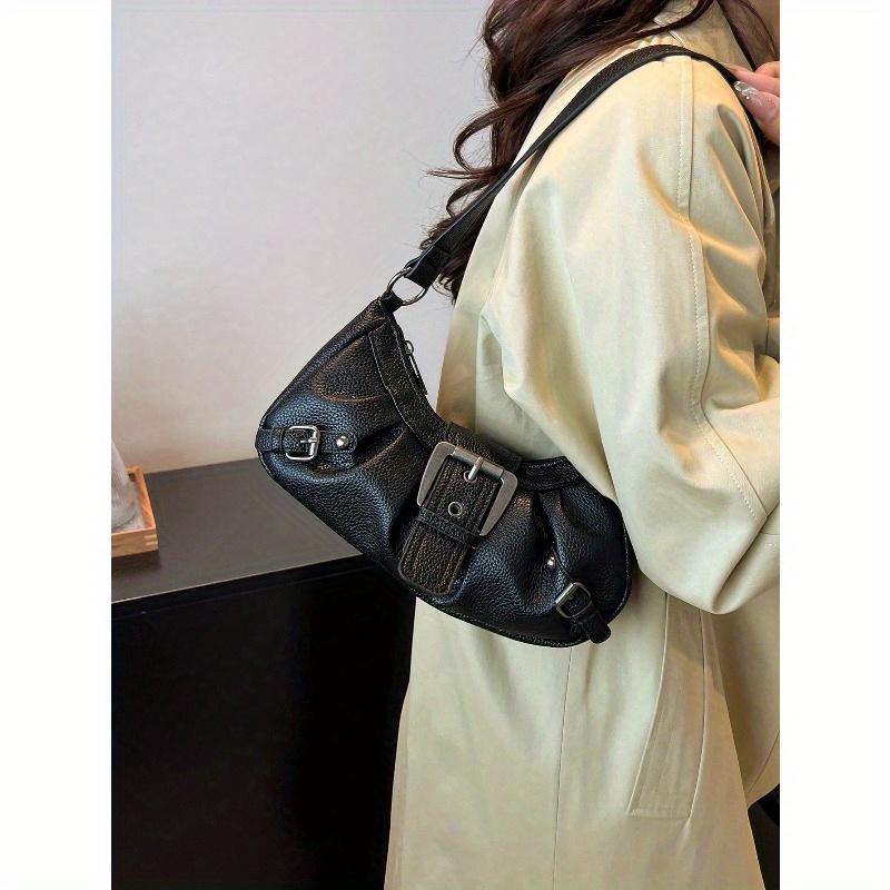 

Женская сумка кроссбоди в стиле ретро, байкерский шик, с заклепками, регулируемым ремешком, большая вместимость, из мягкой кожи с градиентом, сумка на плечо/подмышку, подходит для работы one-size чёрный