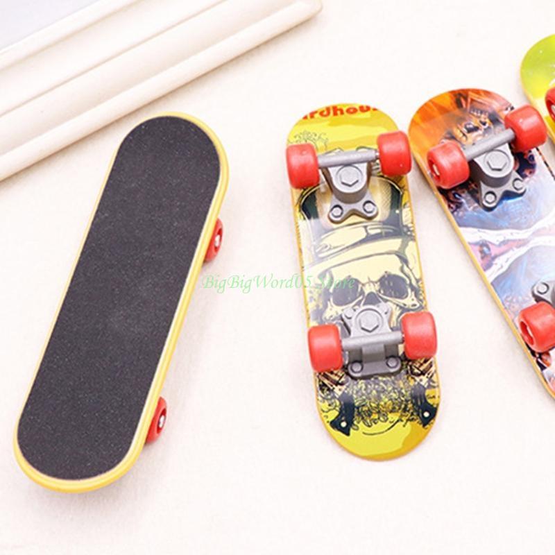 24TE 2pcs Bird Training Set Plastic Mini Skateboard Parrot Intelligence