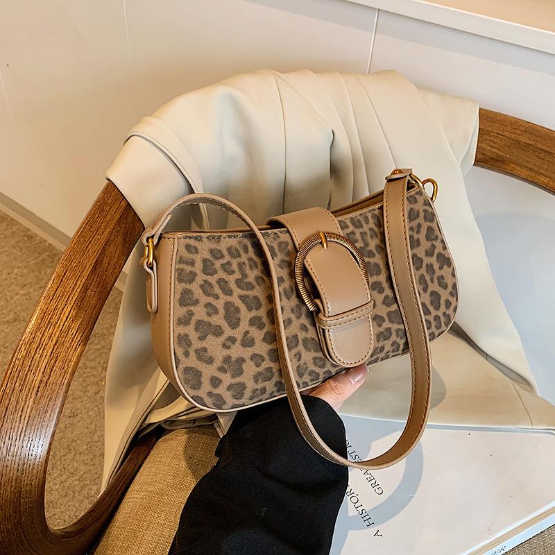 Underarm bag women's 2025 new trendy high-end autumn and winter retro shoulder bag super fire commuter messenger small square bag