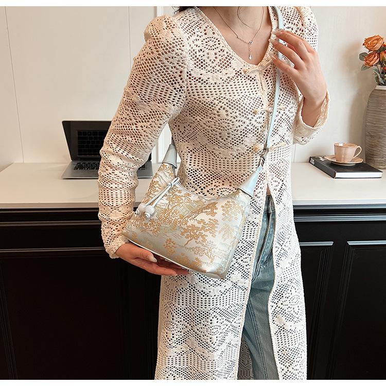 Hand Carrying New Chinese Style Bag Women's 2024 Summer Fashion Embroidered Pea Bag Niche Luxury Simple Crossbody Women's Bag