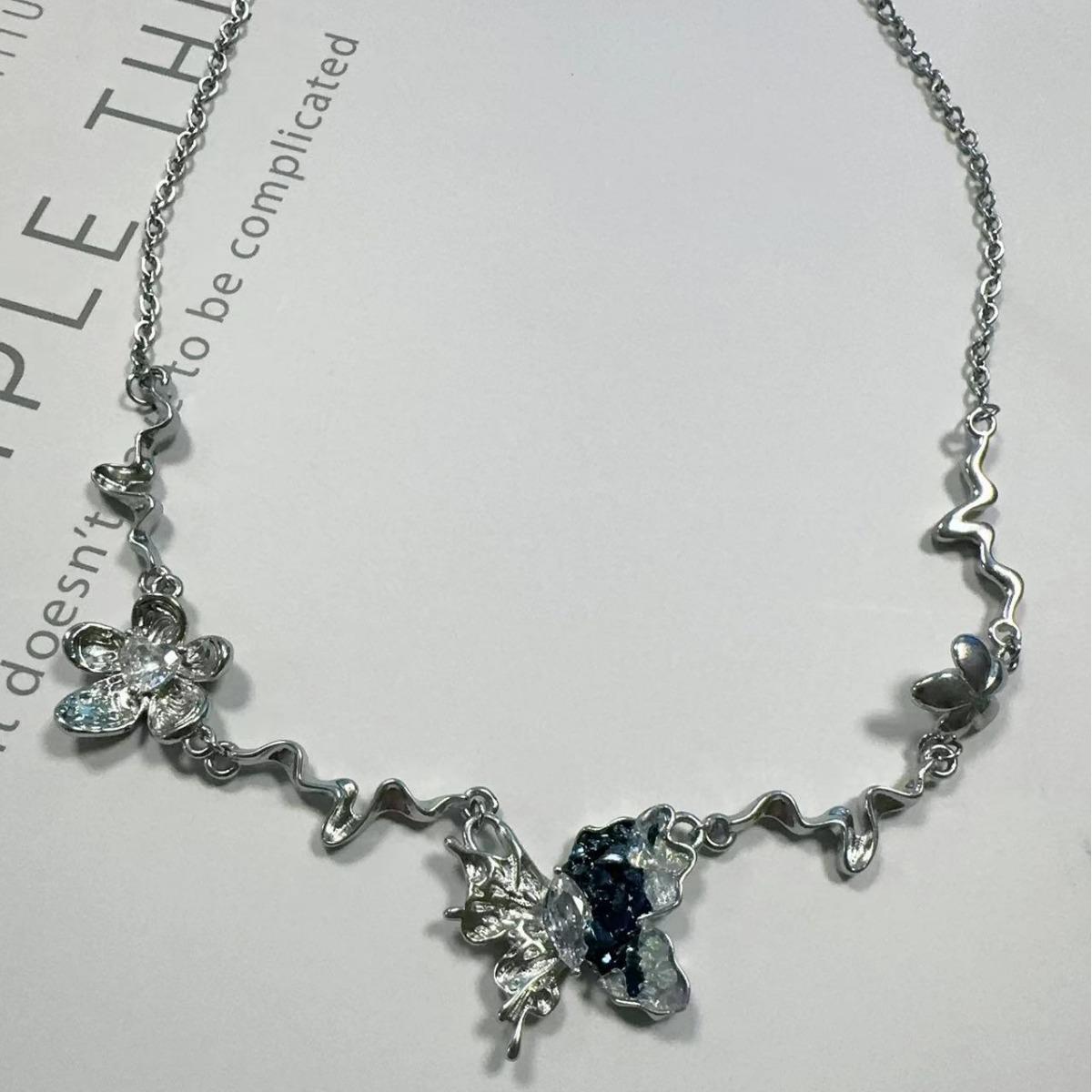 

Exquisite Blue Butterfly Gradient Diamond Clavicle Necklace for Men and Women