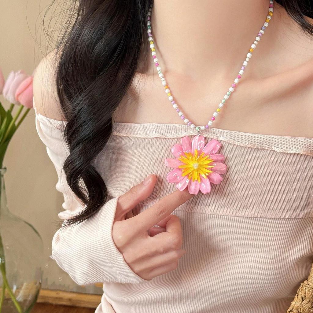 שרשרת בוהמית וינטג' עם גדילים לקפה, תליון פרפר אתני, שרשרת סוודר 2025.