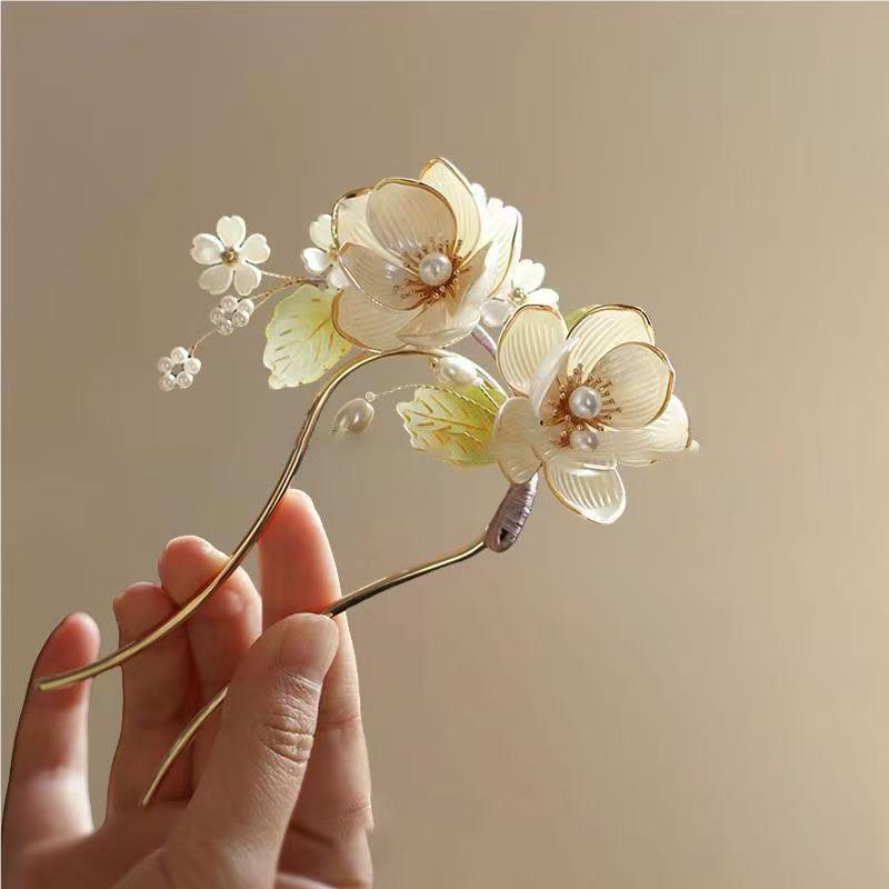 Elegant Magnolia U-Shaped Hairpin: High-End Chinese Style Updo Qipao Hair Accessory.