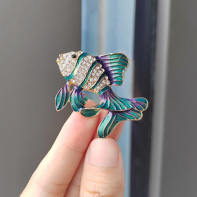 

Брошь с бриллиантами в виде маленькой рыбки, картина маслом, тропическая рыбка, булавка, модная маленькая брошь в виде животного, 3 цвета на выбор