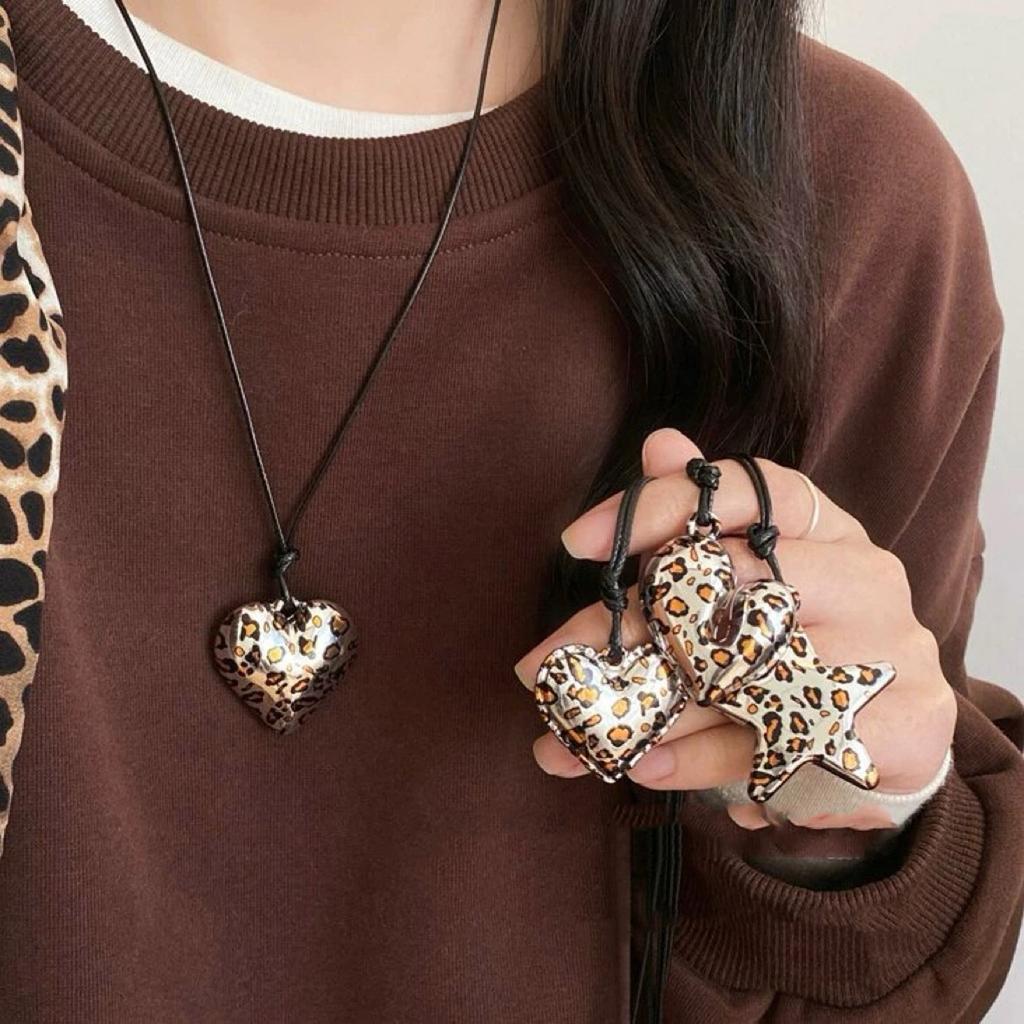 Modische silberfarbene Halskette mit Anhänger im Tierdruck und goldenem Liebesherz-Charm-Accessoire für trendige Frauen und Männer