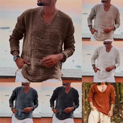 Lässiges, lockeres Herrenhemd aus Leinen mit V-Ausschnitt, gewaschenem und getragenem Langarm und Schnittkanten