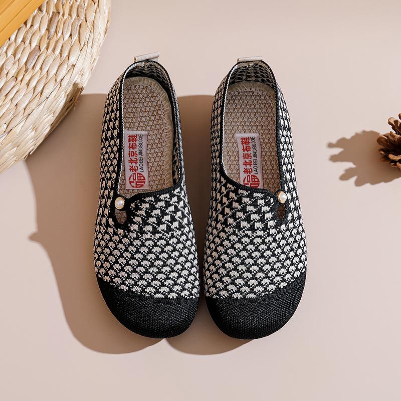 Novos sapatos femininos de verão de salto baixo com sola macia, sapatos casuais preguiçosos, sapatos de tecido para mãe, respiráveis, de bico raso