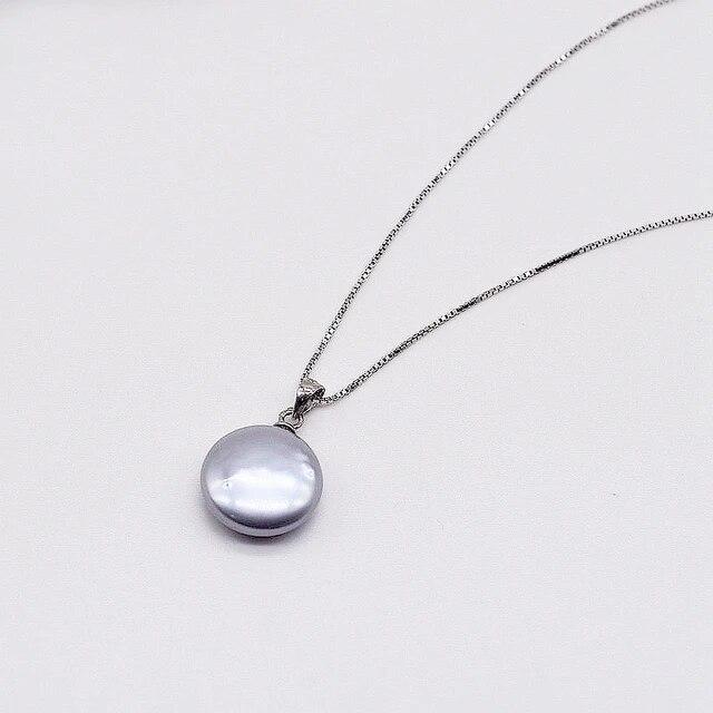 

Женское ожерелье с подвеской из натурального жемчуга, серебряное ожерелье, белое/черное/серебристо-серое, серебряное ожерелье с подвеской в ​​виде монеты серый