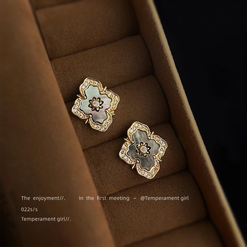 Retro Fashion High-end Earrings