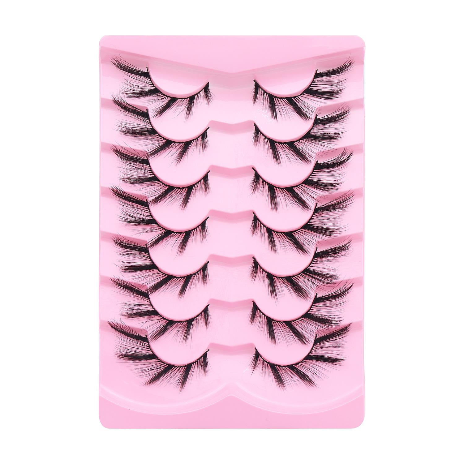 

Натуральные тонкие ресницы - 7 пар Мягкие, пушистые ресницы с эффектом кошачьего глаза и прозрачными стержнями. Градуированная длина для естественного вида.