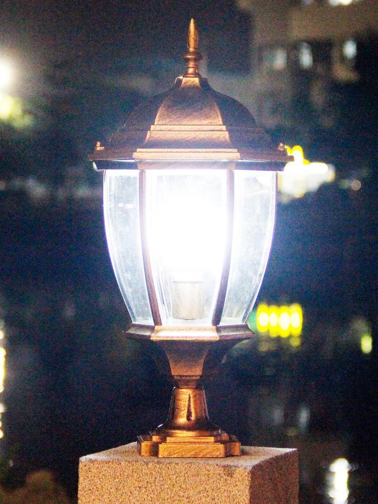 Waterproof Outdoor Wall and Pillar Light for Gardens and Courtyards