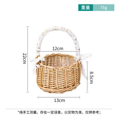 Handkorb aus geflochtenem Rattan Handkorb aus geflochtenem Rattan