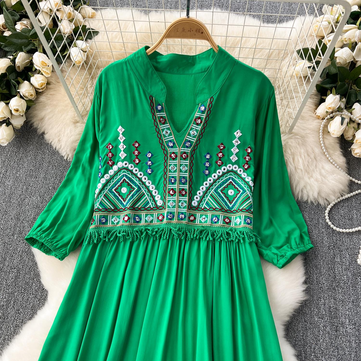 Свободные праздничные платья в этническом стиле с цветочной вышивкой — фото 5