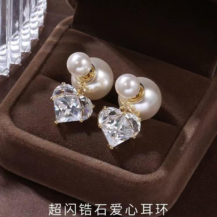 

Silver Needle Light Luxury Gentle Pink Zircon Love Stud Earrings Femininity Small Fragrant Wind Pearl Earrings білий