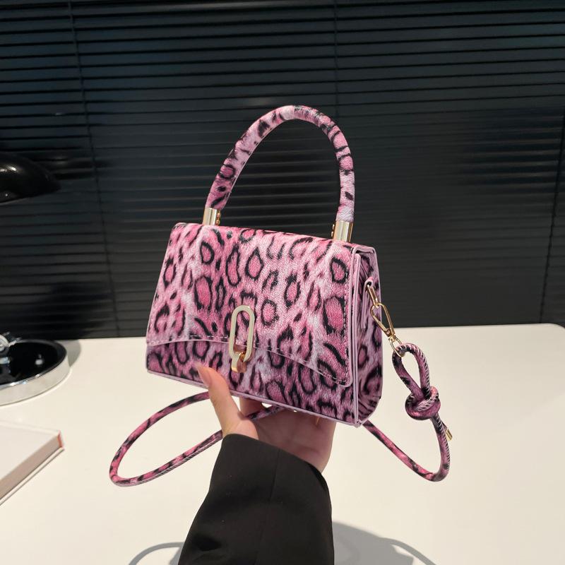 

Summer new beautiful fashion bag female foreign style 2025 summer niche design beautiful trend personalized small square bag розовый