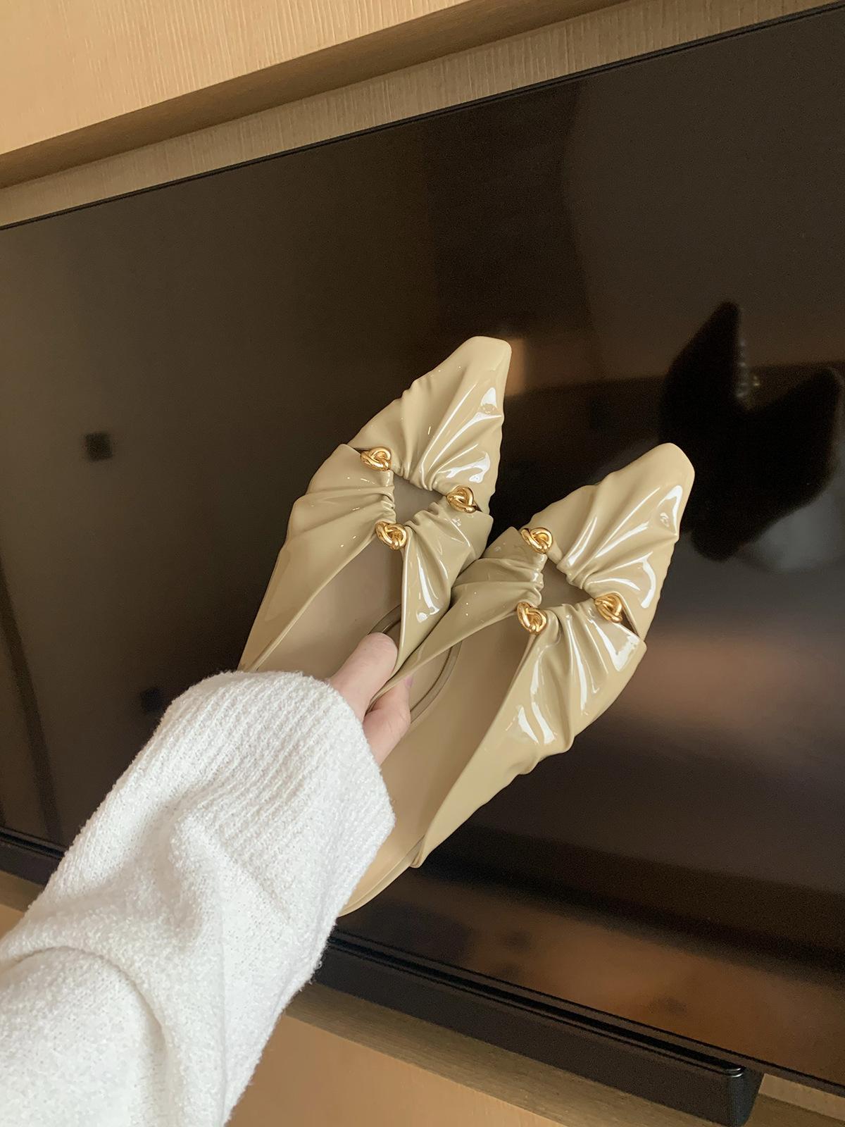 

Sheepskin version of grape mother, the same triangular buckle cool slippers, women s hollow pointed head pleated bag head Muller half slippers 35