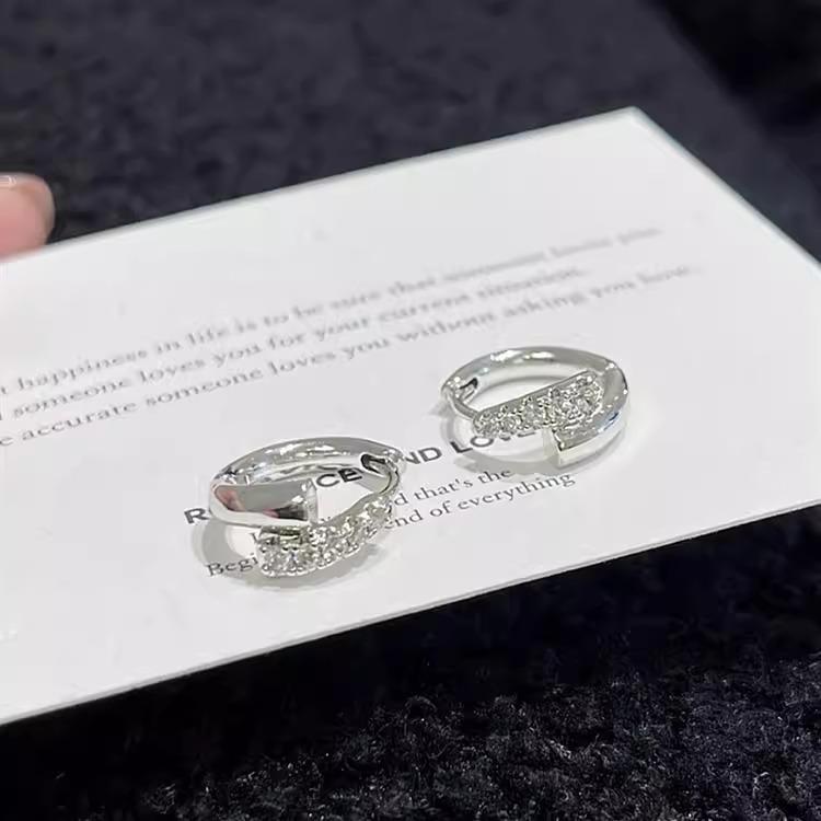 

Retro Small Circle Earrings Fashion Hundred Match Ear Buckle Personality Small Exquisite Design Sense Earrings Elegant Accessories Classic Jewelry