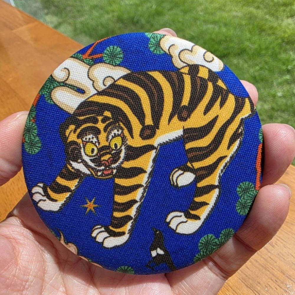 

Зеркало ручной работы, Корея, с изображением тигра «Дерпи» и сороки «Сьюзи» синий