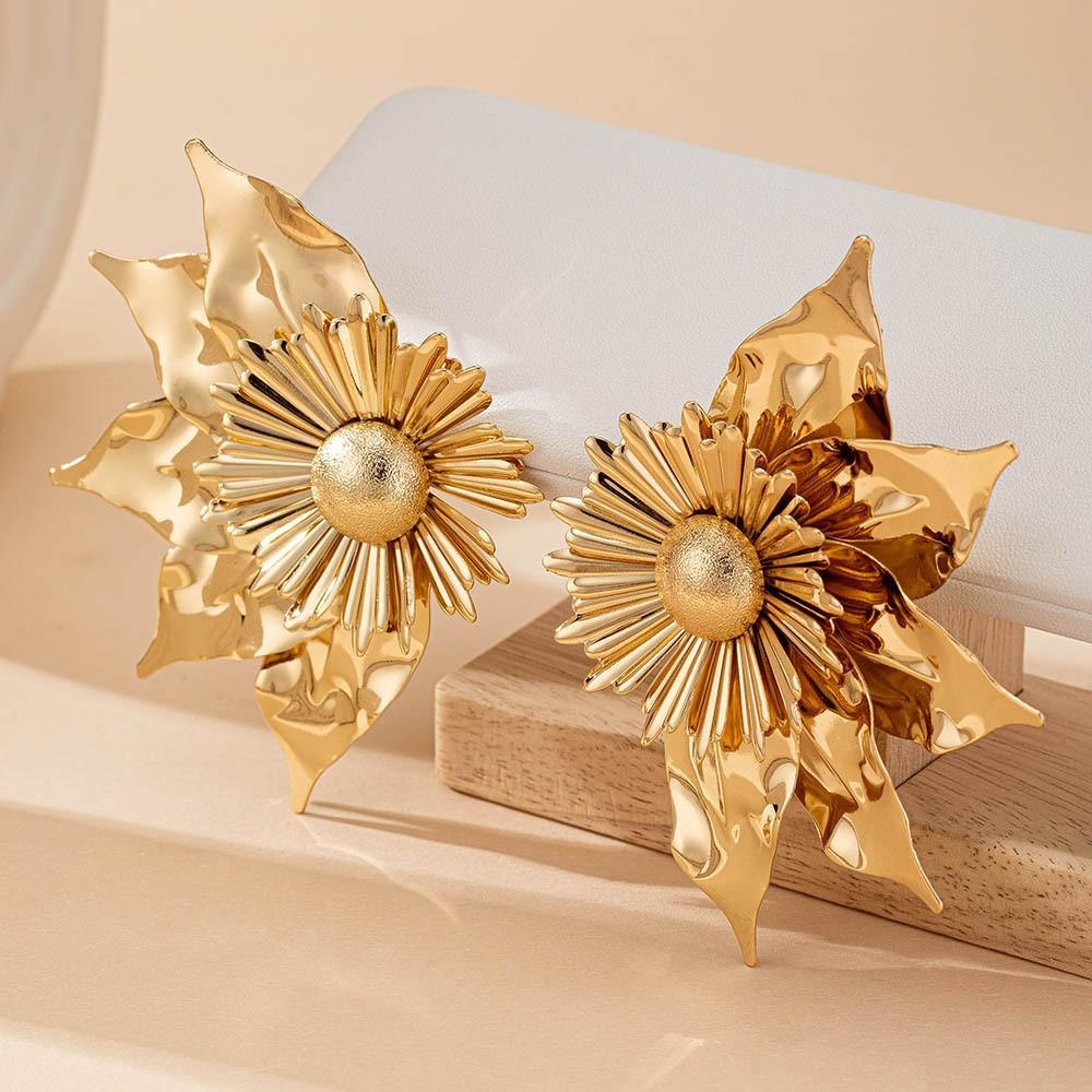 European and American Exaggerated Jewelry Asymmetrical Three-dimensional Metal Heavy Industry Flower Stud Earrings Retro Elegant Fashion Earrings