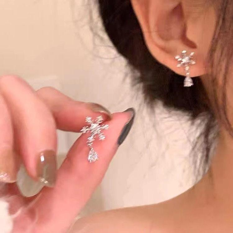 Koreanischer Stil Nicht-Piercing Ohrclip mit langem Quaste, Perlmutt Schmetterlings Design für Damen - High-End, Coole Mode.