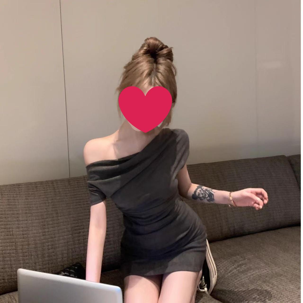 

Elegant Off-Shoulder Summer Dress 2025: Slim Fit Pleated Skirt, Hip-Hugging, Trendy M сірий колір