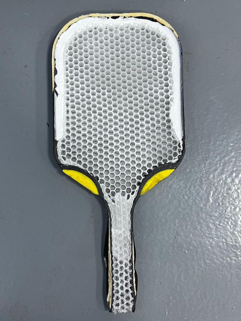 Heat-pressed one-piece four-generation core carbon fiber pickup rackets