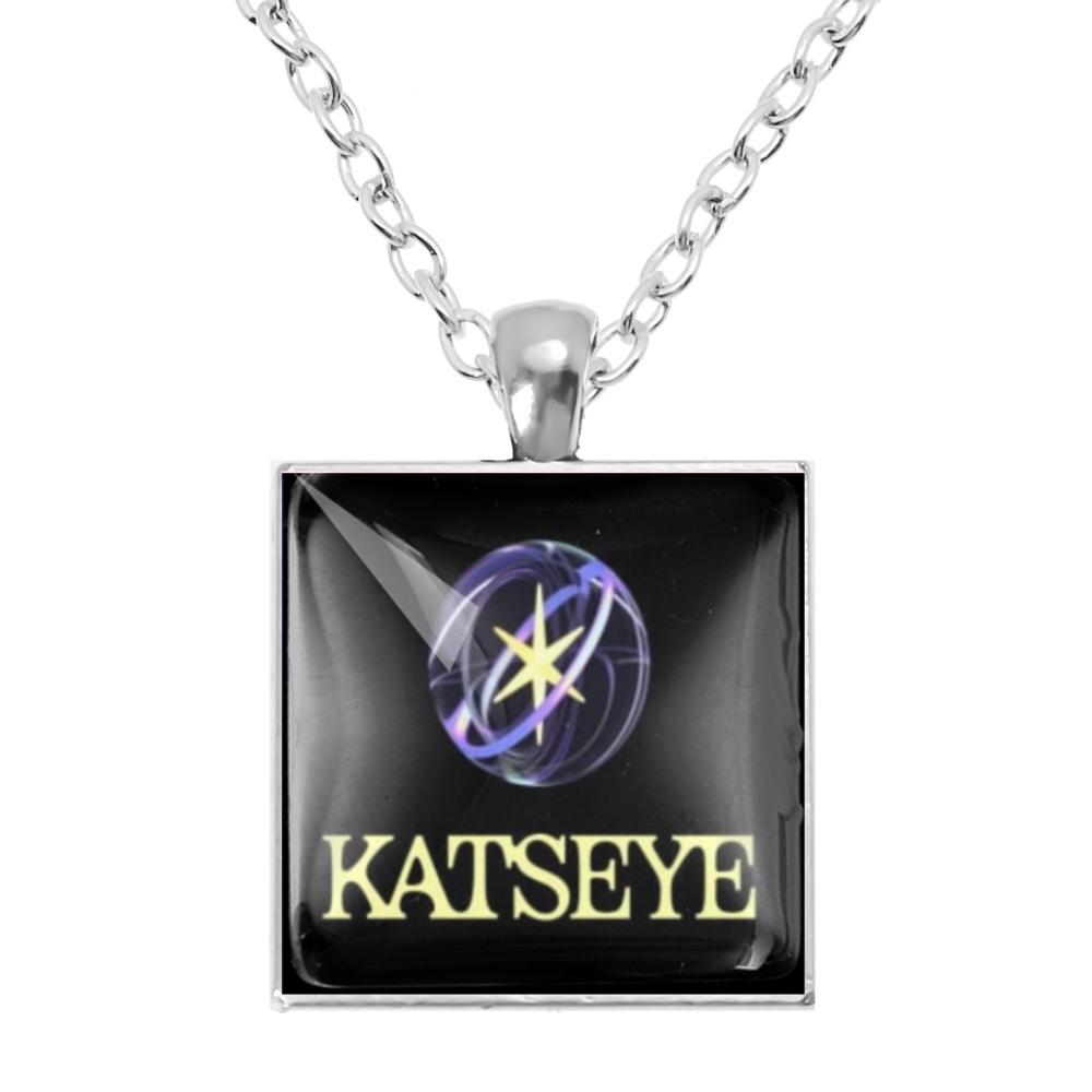 K- KATSEYE Корейская женская группа Katseye Ожерелье с квадратным стеклянным кулоном 25 мм Ювелирный шарм-аксессуар Для фанатов