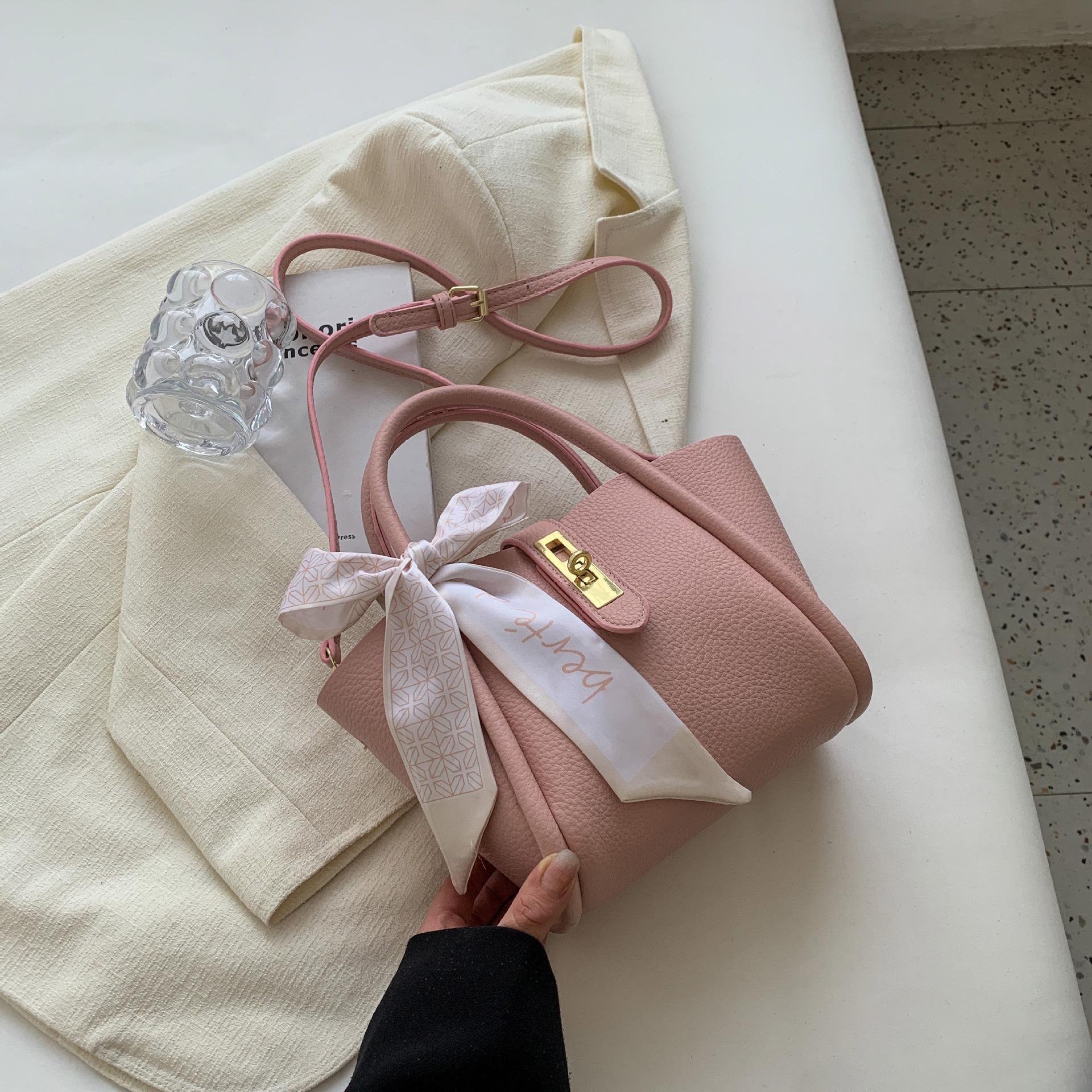 

Сумочка в ретро-стиле 2025: Шикарная сумка-ведро с замком и шарфом, дизайн для ношения на плече и через плечо Includes Scarf розовый