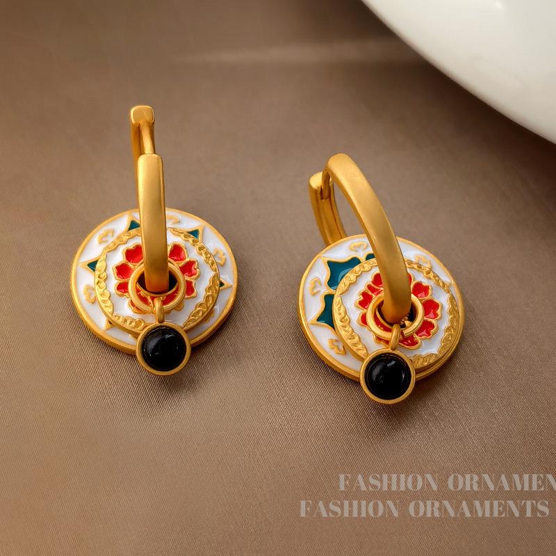 

Расписные каффы в китайском стиле: Трендовые серьги в стиле колор-блок с нишевым дизайном высокого класса