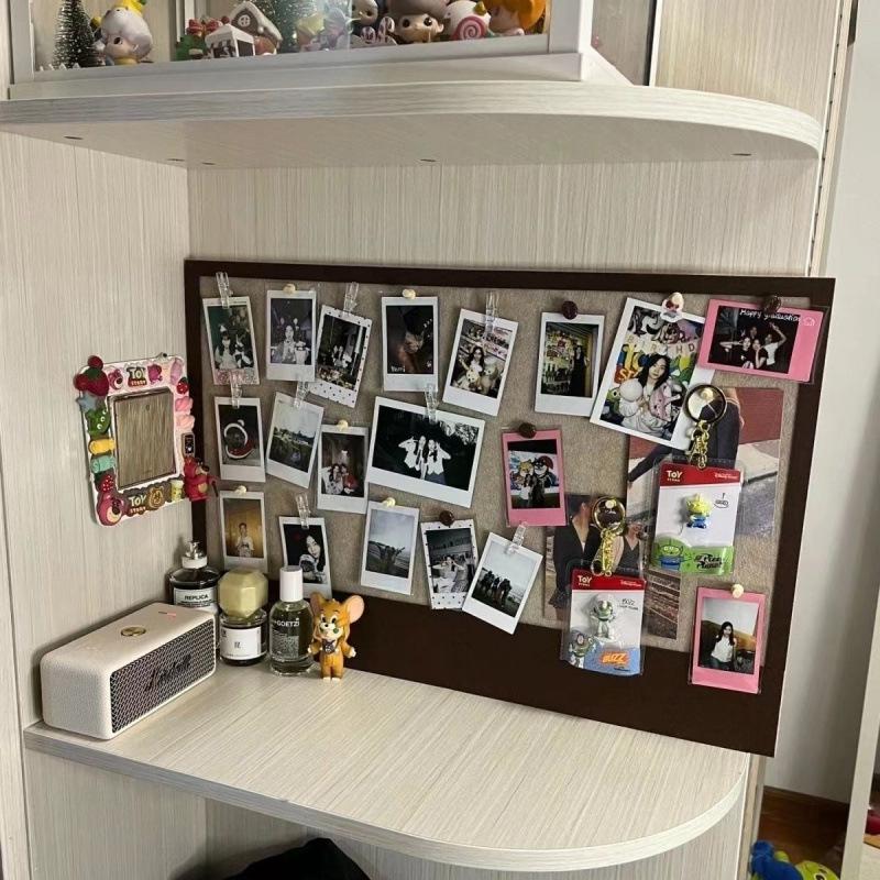 Selbstklebende Foto- & Schmuck-Filztafel zur Wand- oder Schreibtischdekoration.