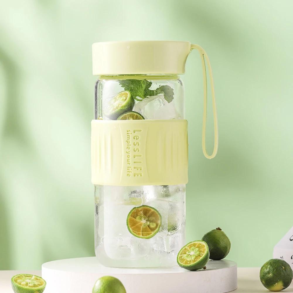 1 Stück Glaswasserbecher mit hohem Erscheinungsbild und Teetrennfunktion, isoliert mit Silikonbecherhülle für den Heim- und Bürogebrauch