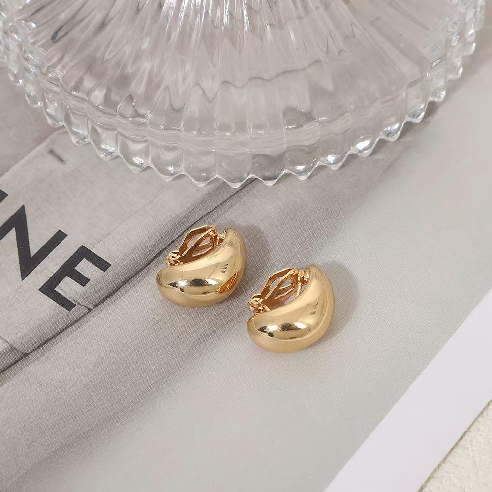 Retro Chic European & American Ear Cuffs: Women's Elegant Simple Stud Earrings