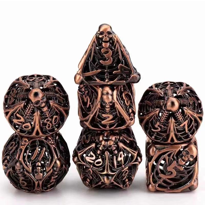 

Полые металлические игральные кости DND, набор из 7 предметов для настольных игр Dungeons and Dragons RPG MTG D&D Pathfinder Shadowrun и обучения математике (с металлическим корпусом) красный/медный