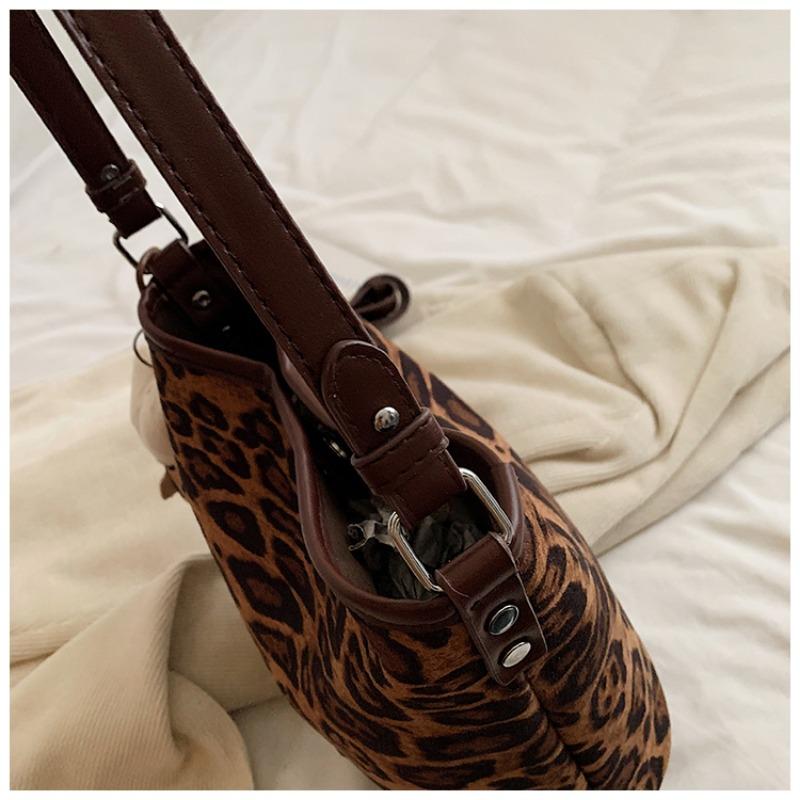 Korean version leopard print bag  winter new fashion versatile suede shoulder bag  large capacity  travel bag