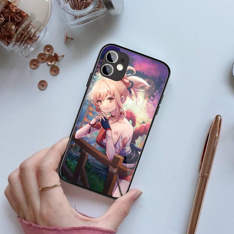 Genshin Impact Yoimiya Handyhülle für IPhone 14 13 12 11 XS X 8 7 6 Plus Mini Pro Max SE 2022 Schwarz PC TPU Glas Handyhülle