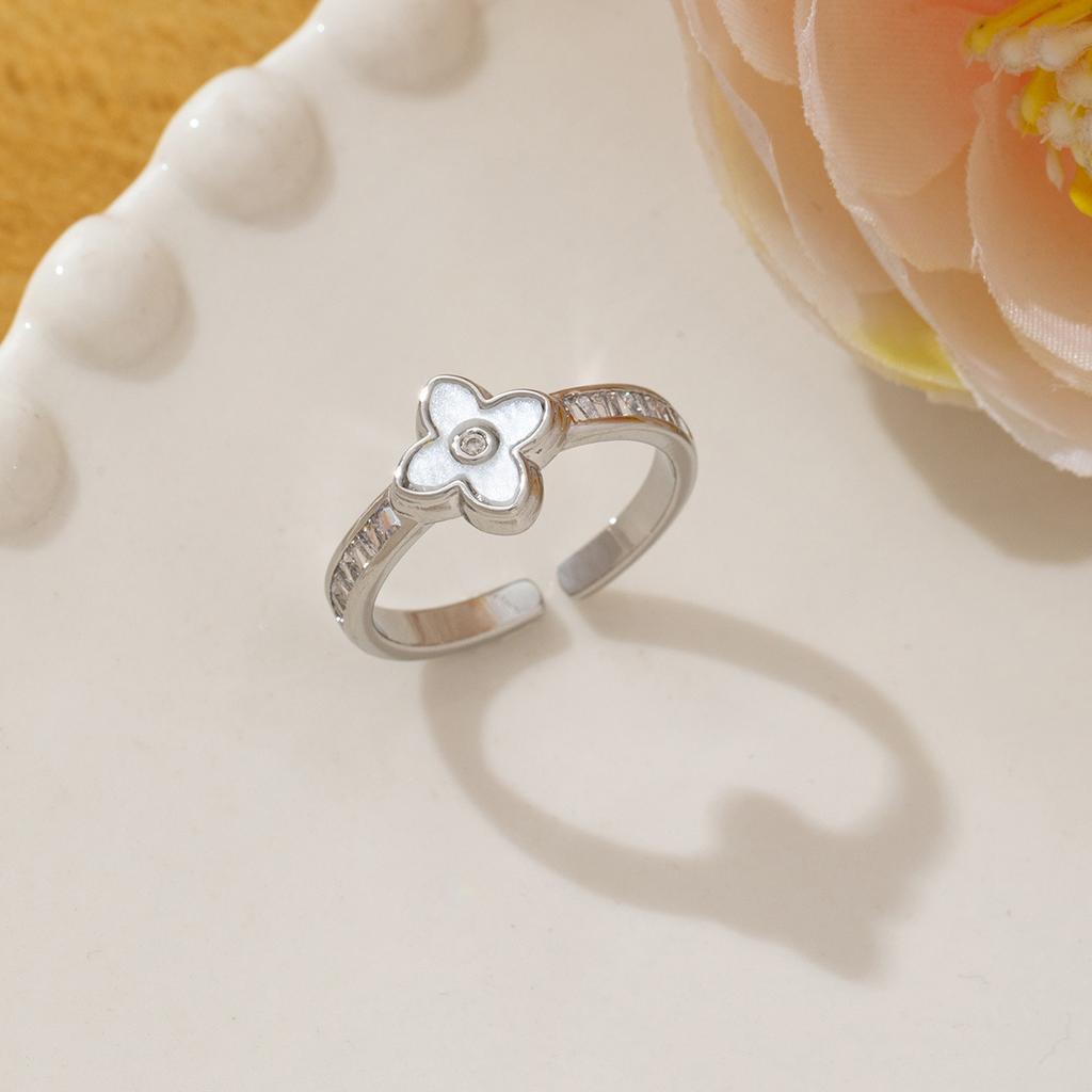 Four-Leaf Clover Ring Unique Shell-Shaped Band Lightly Luxurious and Fashionable Ring