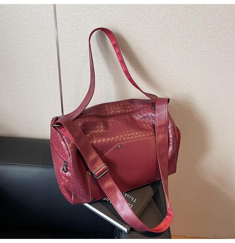 

Retro travel bag short trip travel bag new handbag men s fitness bag large capacity shoulder messenger bag women красный