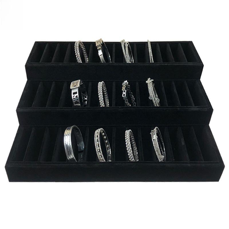 Suport de Expunere Bijuterii din Catifea pentru Inele & Brățări - Formă Trapezoidală cu Accente Aurii și Argintii