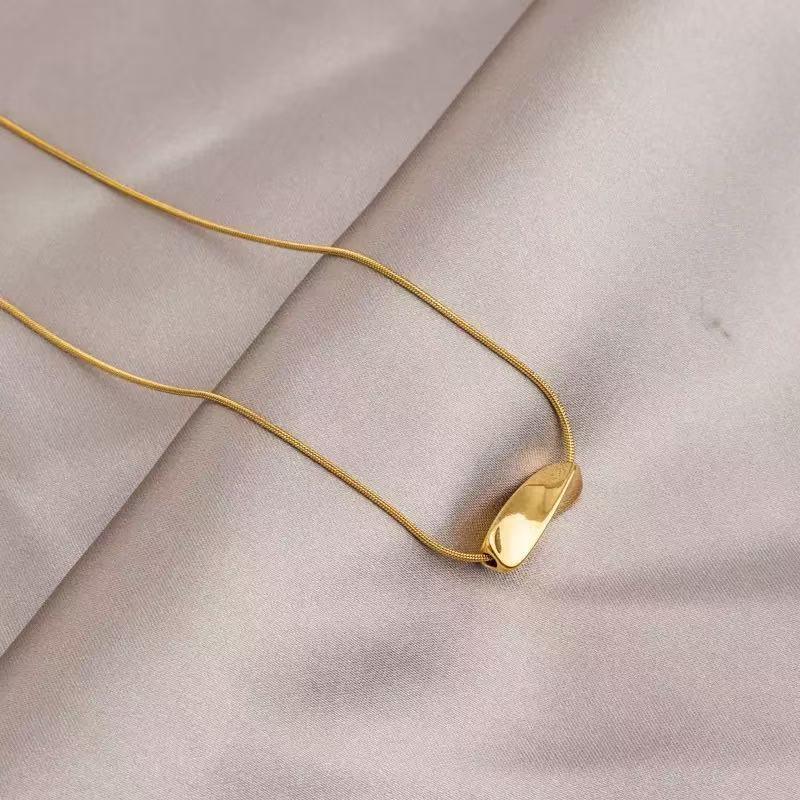 Geometric Women's Necklace: Non-fading, Luxurious Clavicle Chain for Versatile and Elegant Style