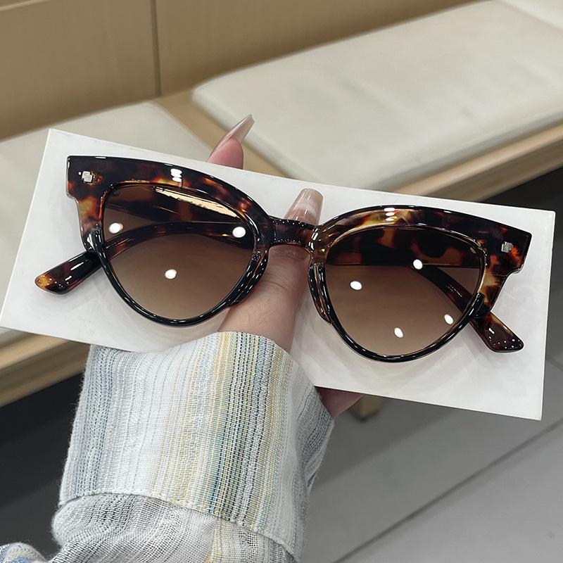 Cat Eye Shape Sunglasses Women Rivets Decoration UV Protection Men Sunglass Fishing Mountaineering Women's Sunglasses