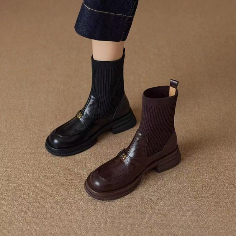 Dehnbare Schuhe, Socken und Stiefel - Neue Styles für Herbst und Winter. Flache Kurzstiefel für Damen.