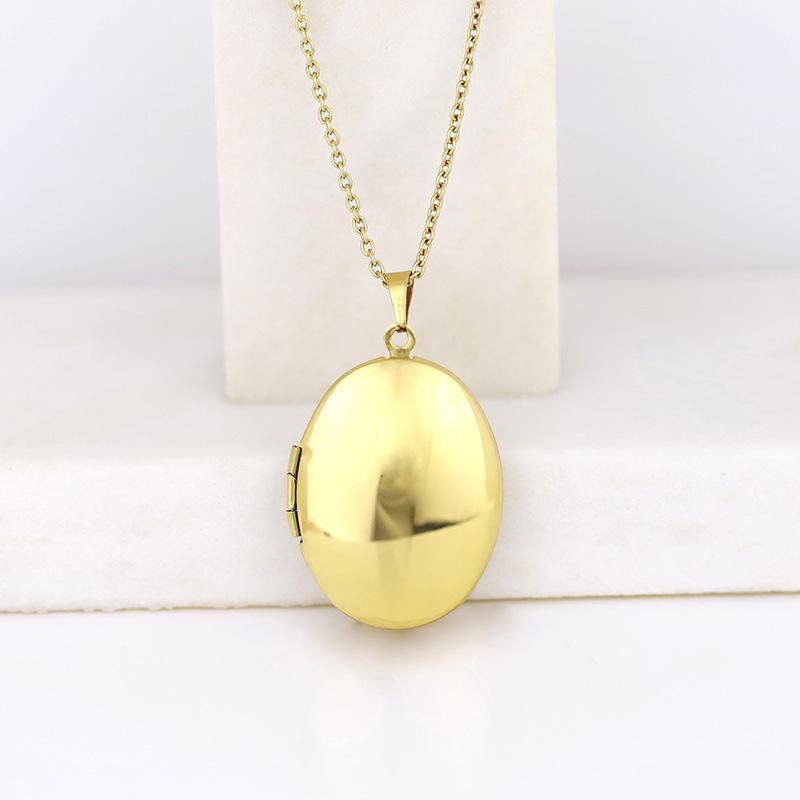 Retro Oval Clavicle Chain Locket Necklace with Engraved Pattern